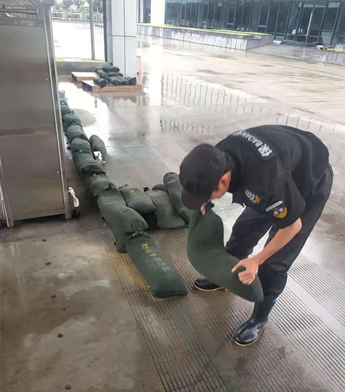 組織現(xiàn)場(chǎng)排查 預(yù)防惡劣天氣引發(fā)各類安全事故-1.jpg